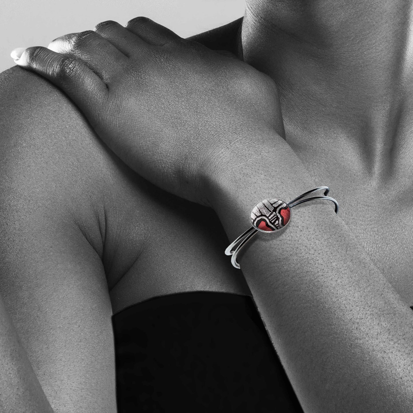 AMELIA SILVER AND RED DOUBLE WIRE BANGLE - B135