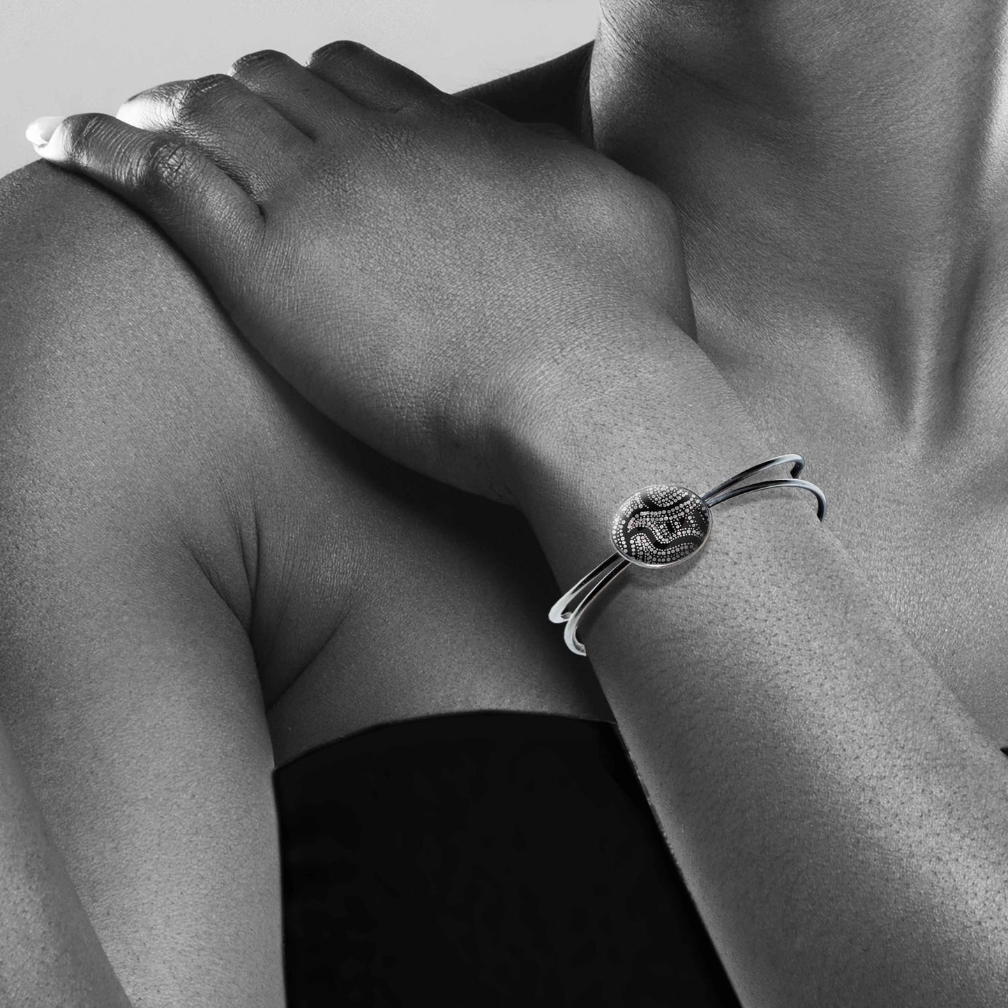 ATHENA BLACK AND WHITE DOUBLE WIRE BANGLE - B115