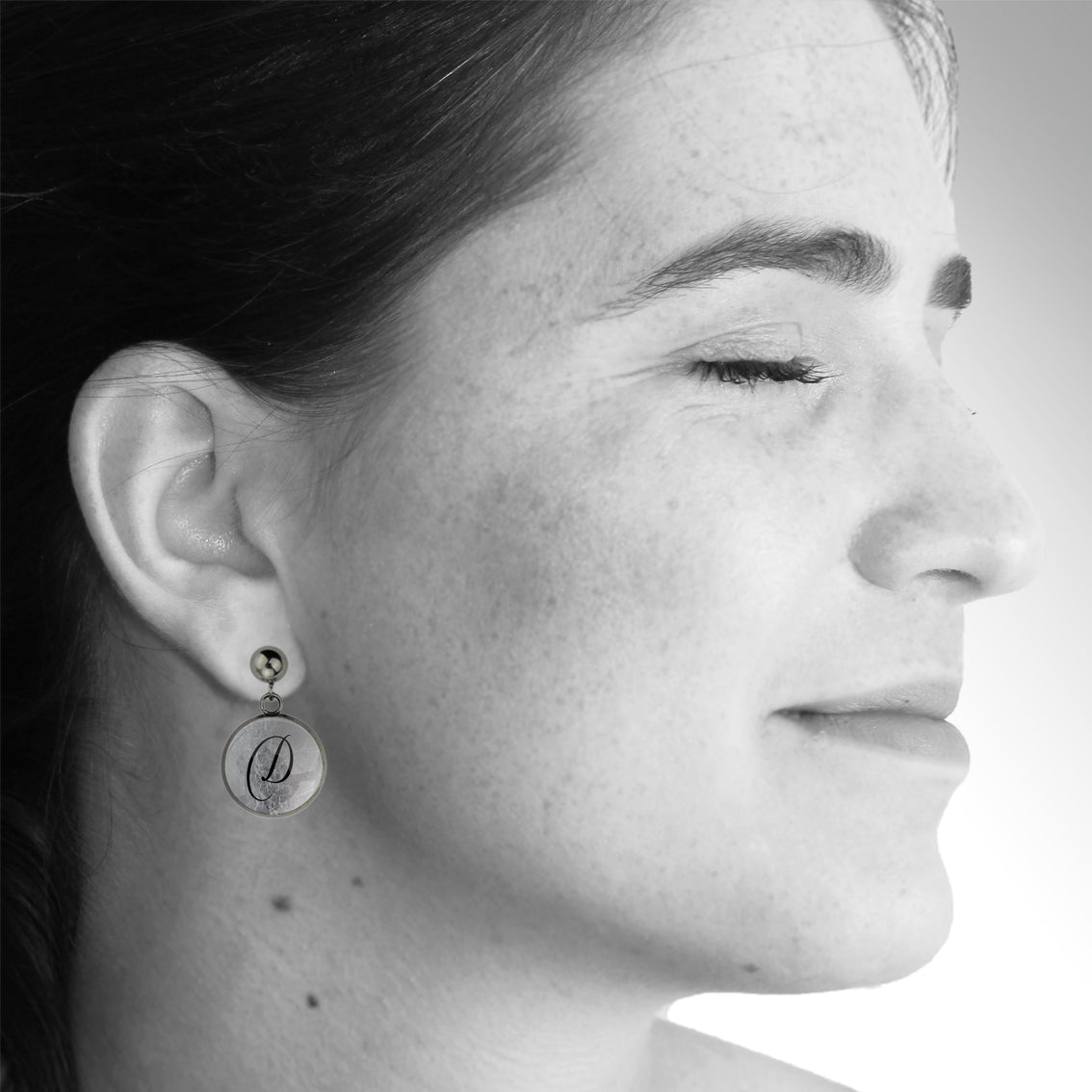 INITIAL DROP CIRCLE EARRINGS - MFY94 - in Circle Box