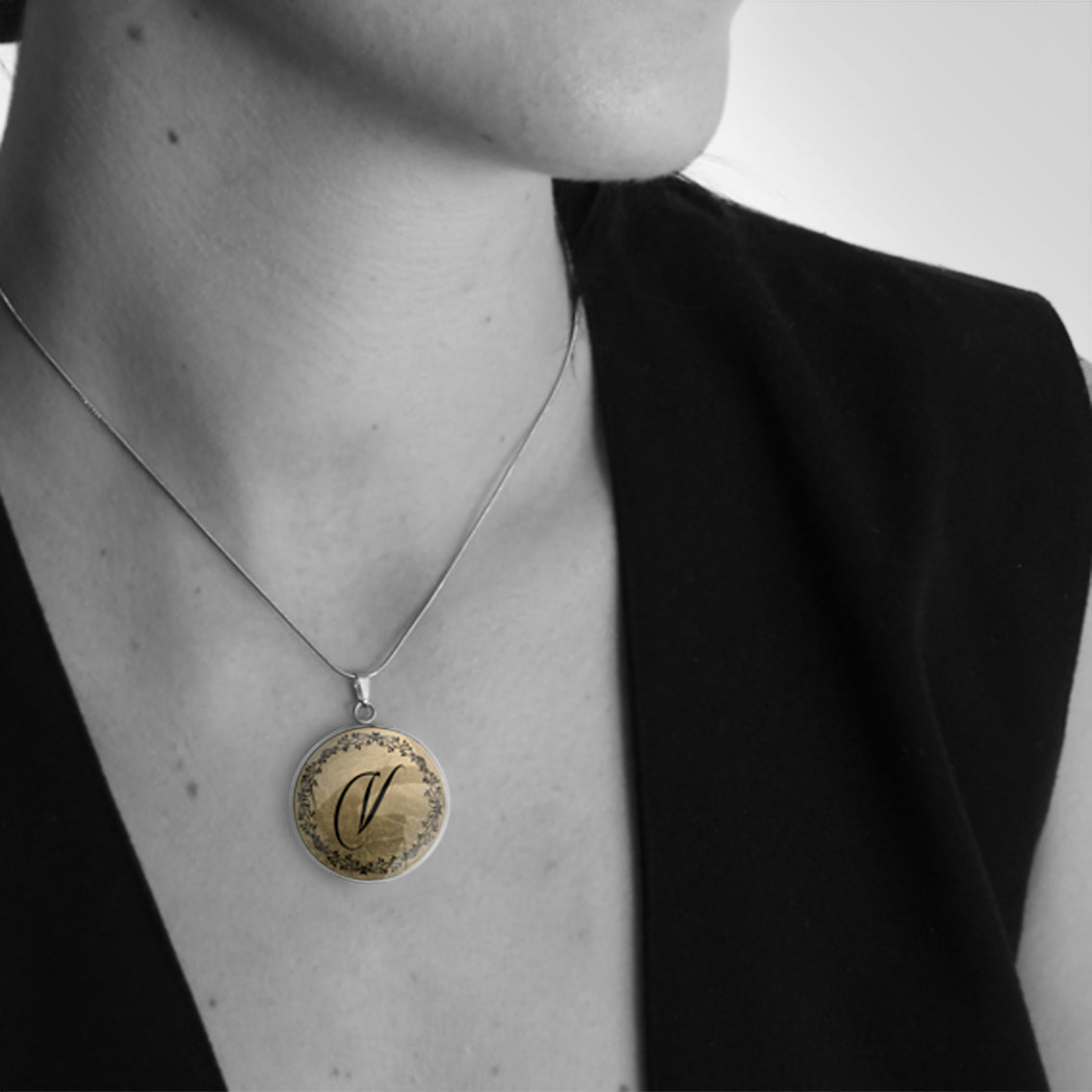 INITIAL CIRCLE PENDANT ON A CHAIN NECKLACE - MFY96S - on Satchel