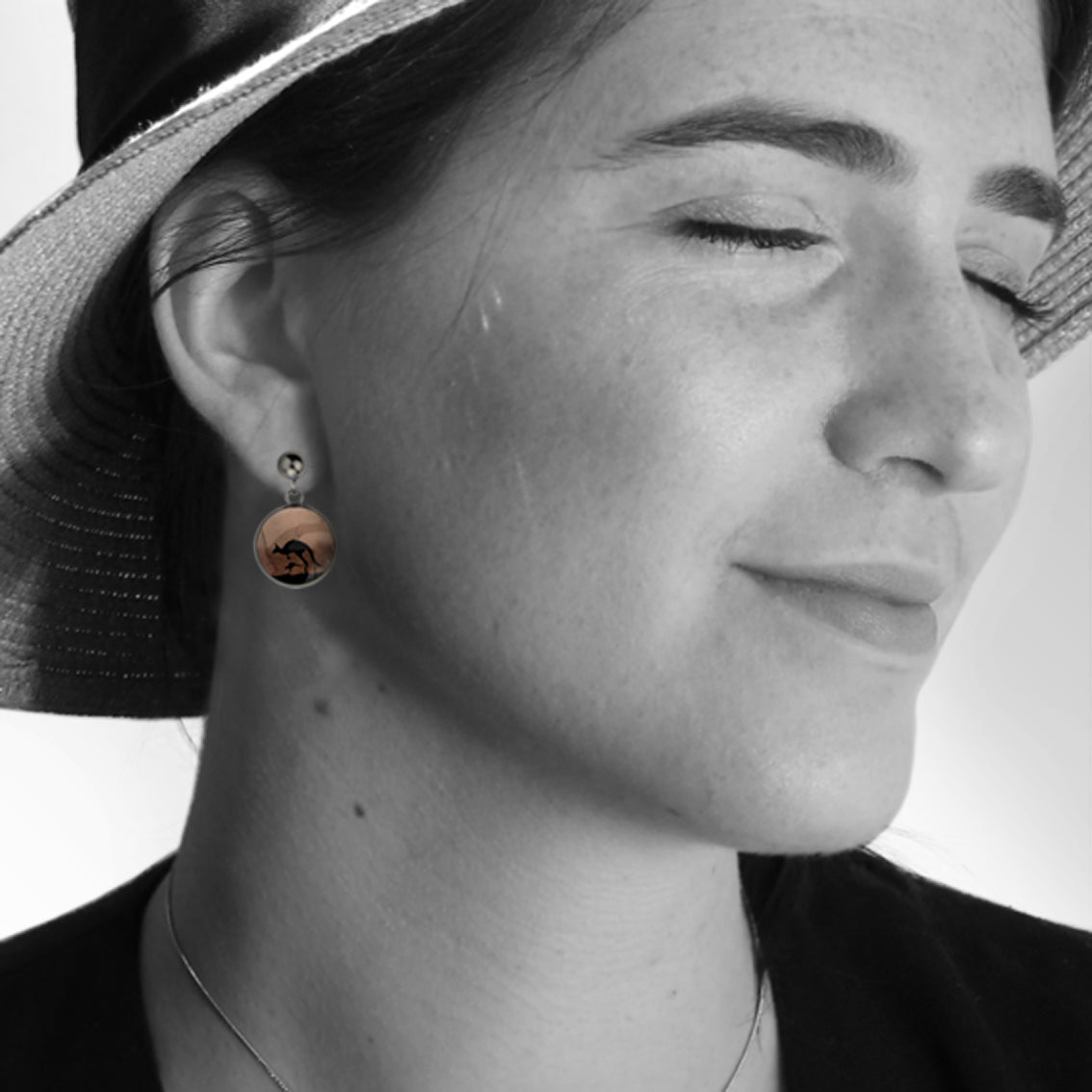KANGAROO DANGLE DROP CIRCLE EARRINGS - MFY138 - in Circle Box