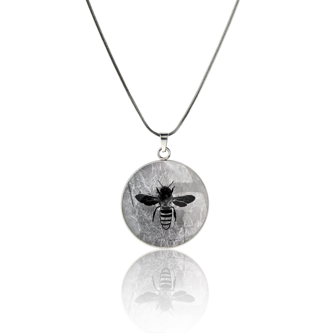 BEE CIRCLE PENDANT ON A CHAIN NECKLACE - MFY281S - on Satchel