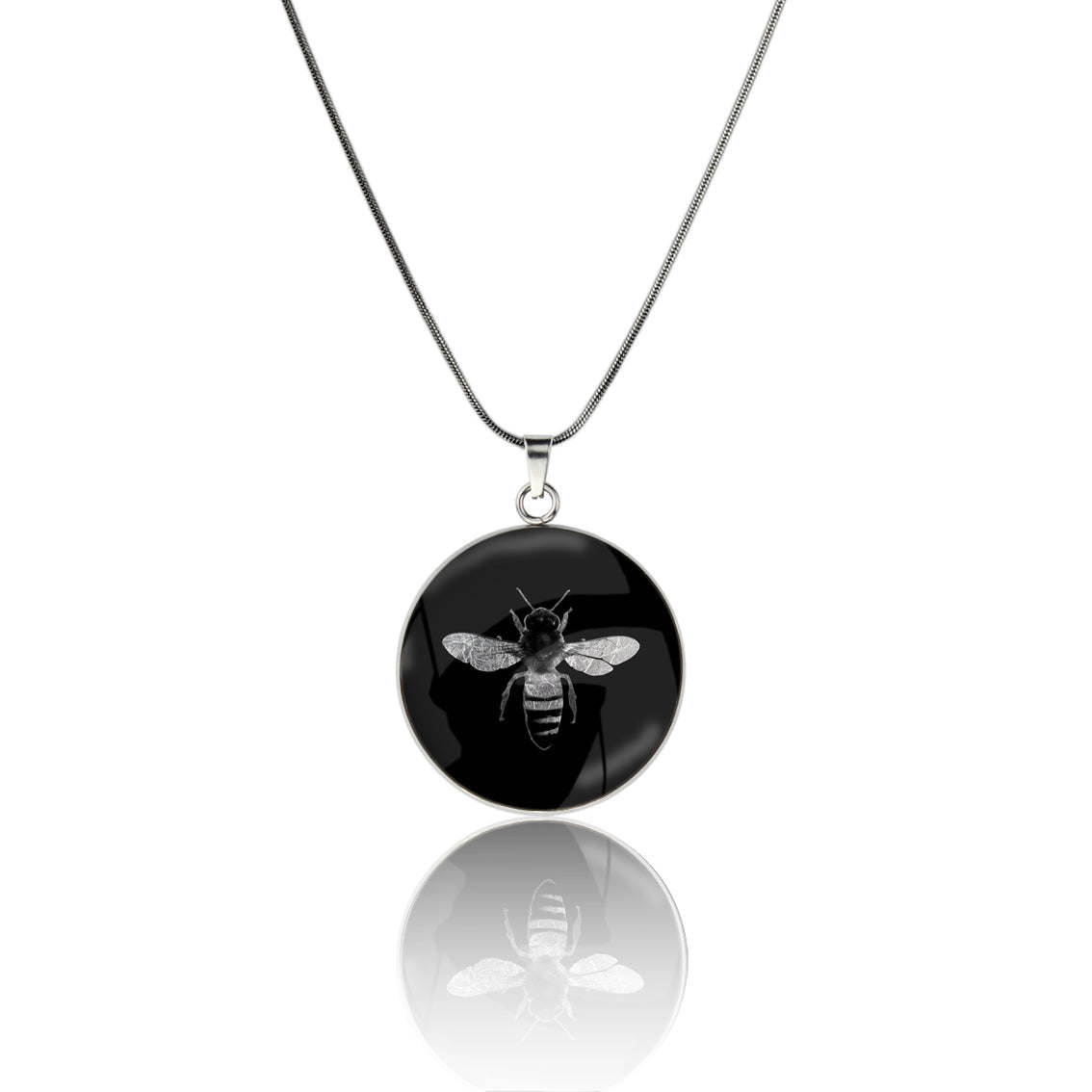 BEE CIRCLE PENDANT ON A CHAIN NECKLACE - MFY281S - on Satchel