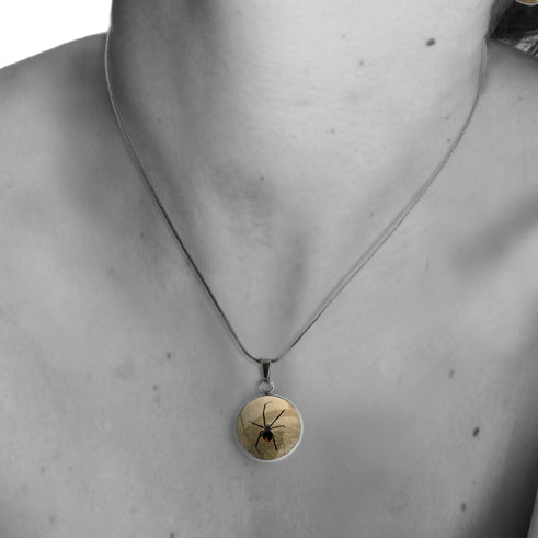 REDBACK XS CIRCLE PENDANT ON A CHAIN NECKLACE - MFY200 - in Circle Box