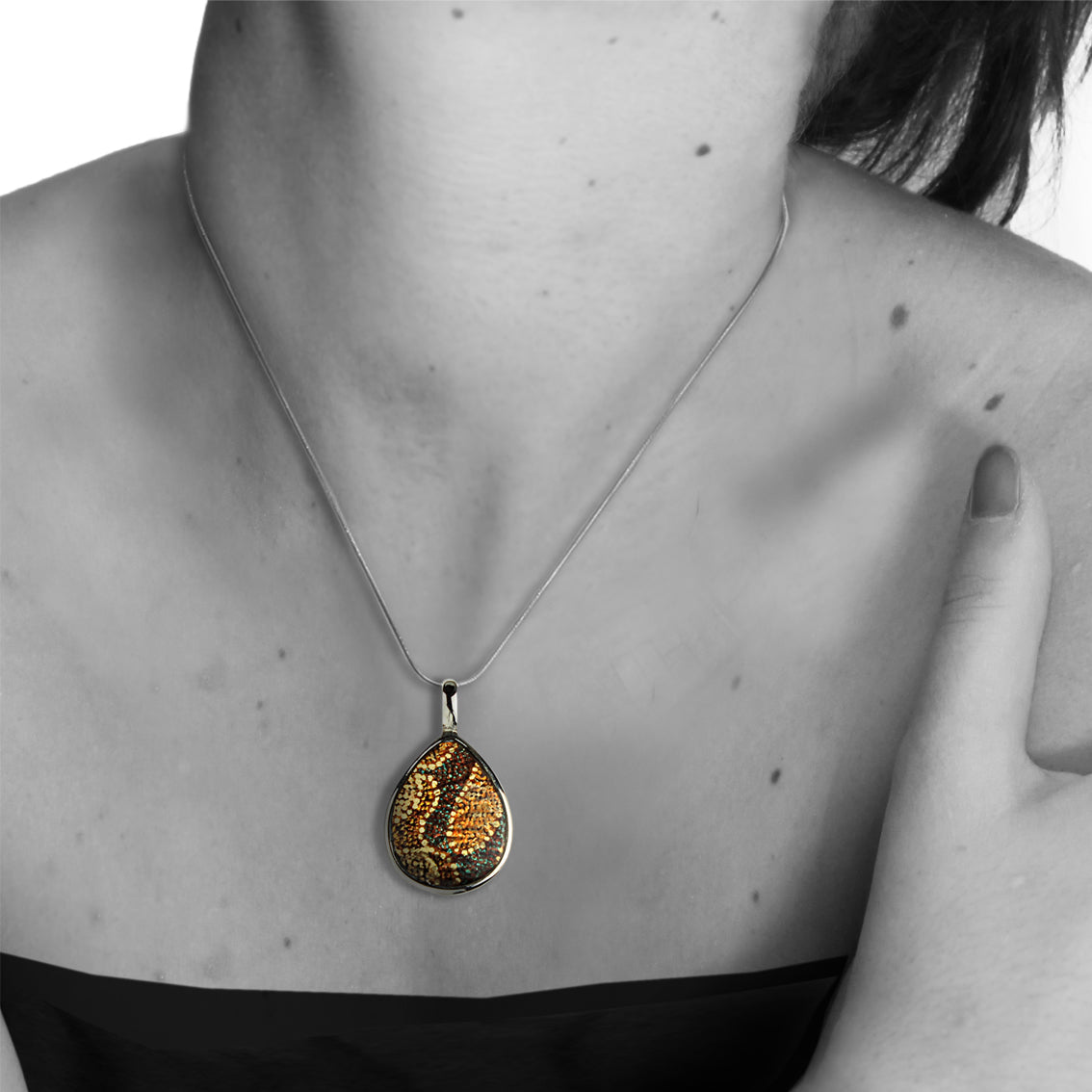 TESS ORANGE DROP PENDANT ON A CHAIN NECKLACE - SD179S - on Satchel