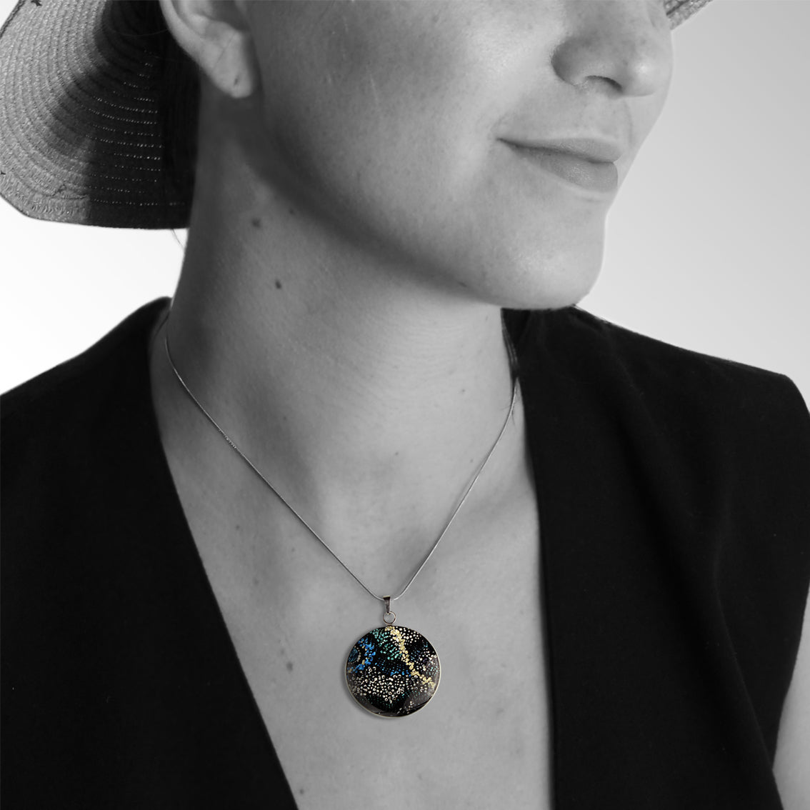 WENDY BLACK CIRCLE PENDANT ON A CHAIN NECKLACE - SD134S - on Satchel