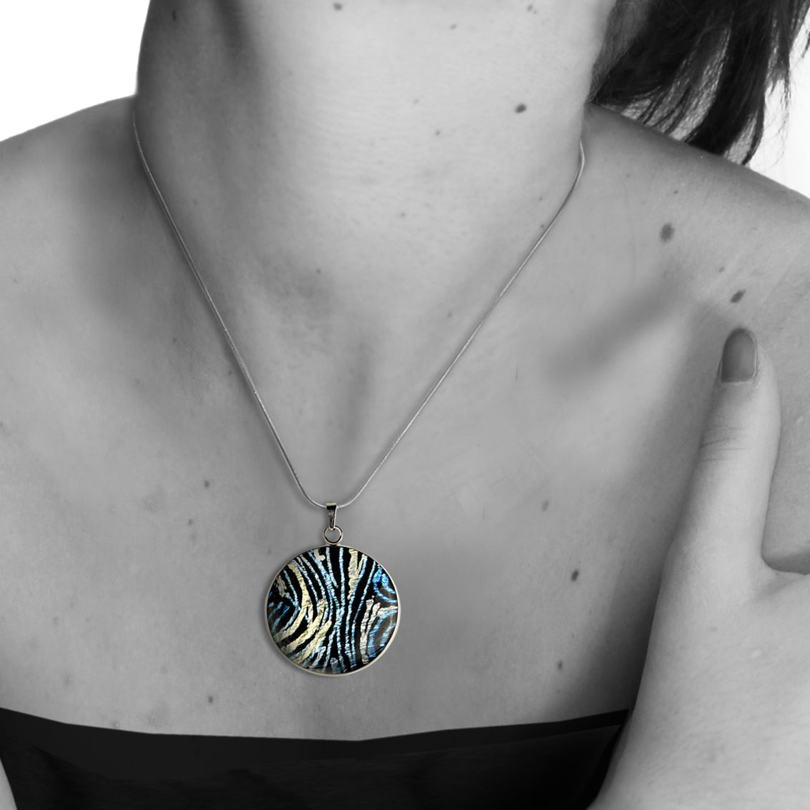WENDY BLUE CIRCLE PENDANT ON A CHAIN NECKLACE - SD112S - on Satchel