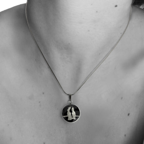 COCKATOO COUPLE XS CIRCLE PENDANT ON A CHAIN NECKLACE - MFY229 - in Circle Box