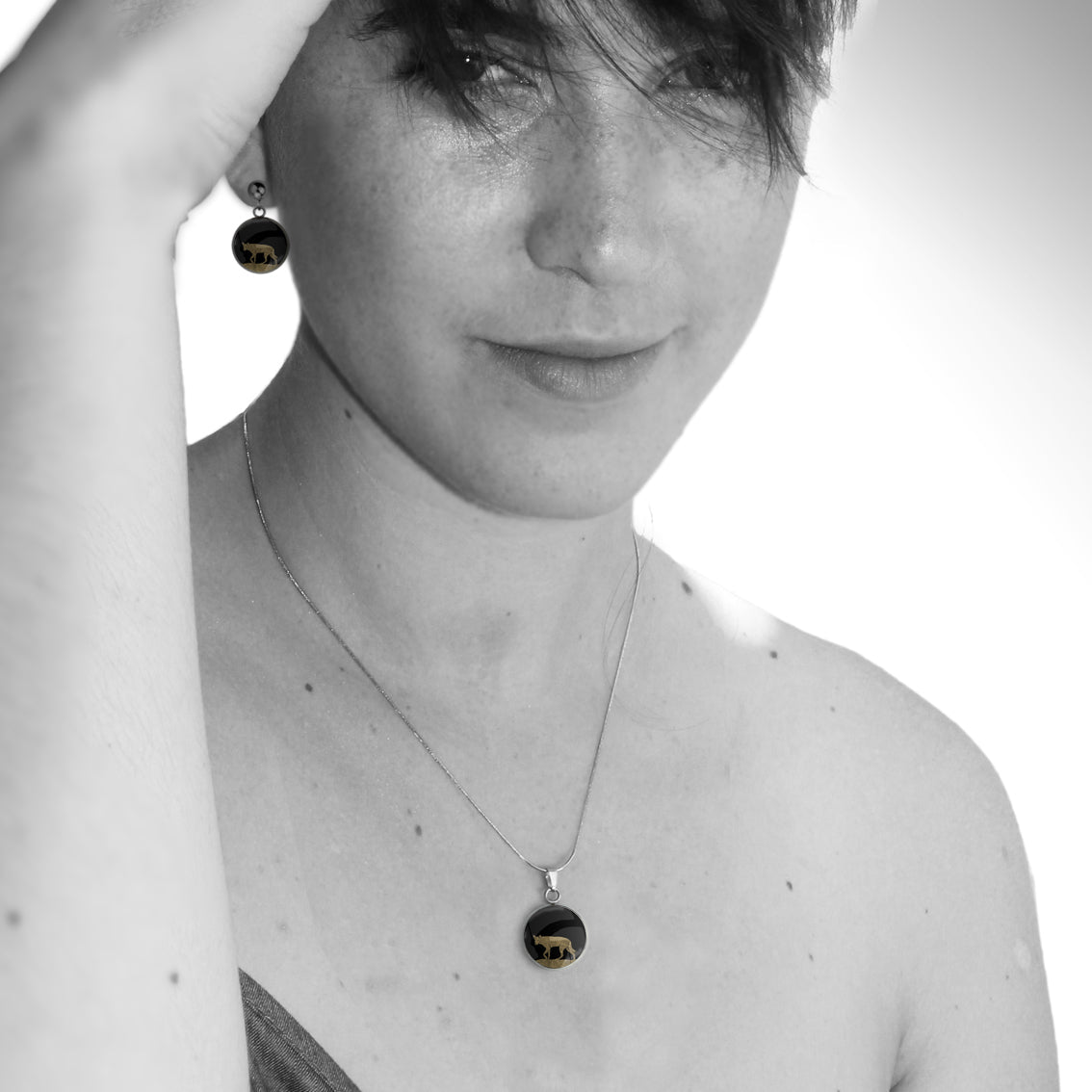 DINGO XS CIRCLE PENDANT ON A CHAIN NECKLACE - MFY209S - on Satchel