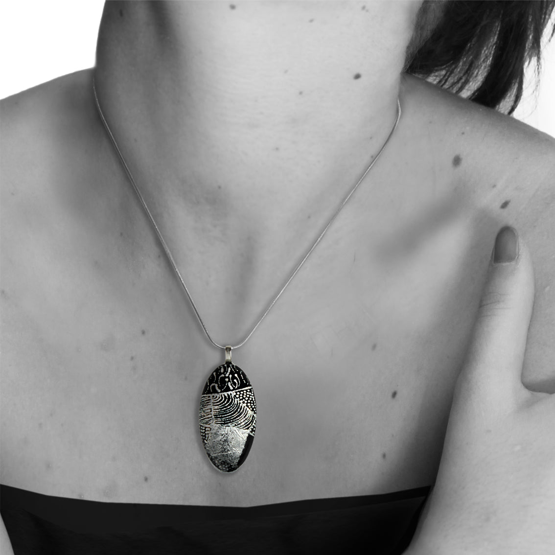 CORINNE SILVER AND BLACK NARROW OVAL PENDANT ON A CHAIN NECKLACE - SD253