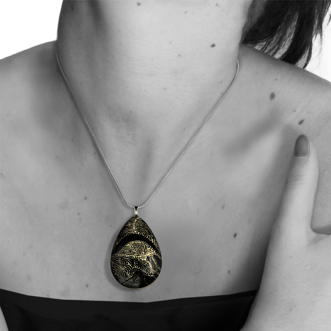 ELSIE GOLD AND BLACK LARGE DROP PENDANT ON A CHAIN NECKLACE - SD229