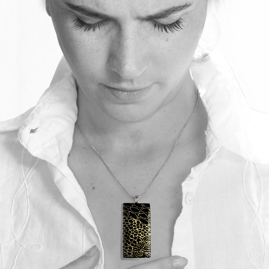 ELSIE GOLD AND BLACK LARGE RECTANGLE PENDANT ON A CHAIN NECKLACE - SD227