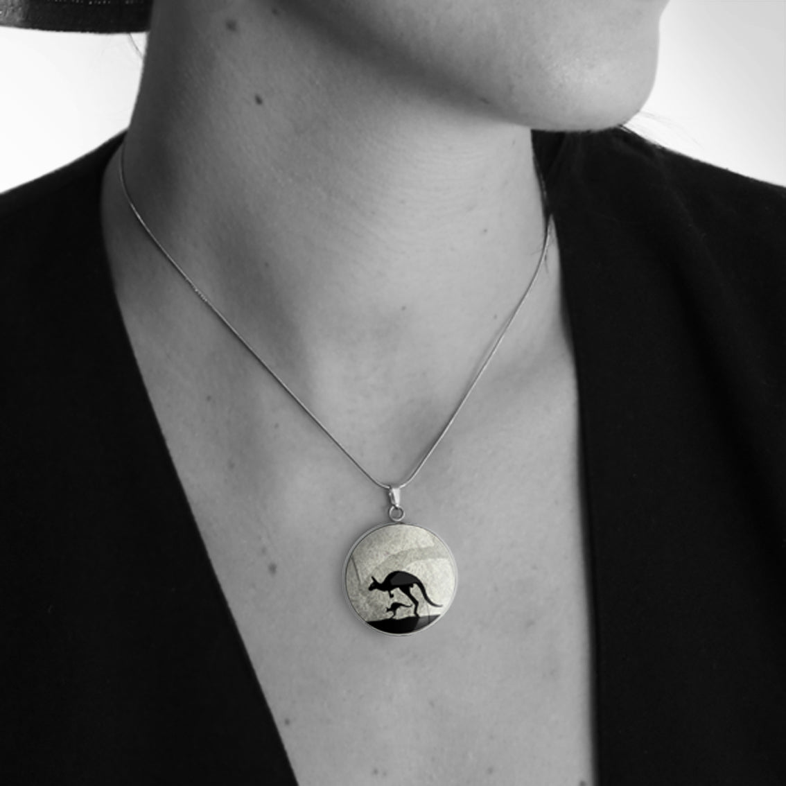 KANGAROO CIRCLE PENDANT ON A CHAIN NECKLACE - MFY140S - on Satchel