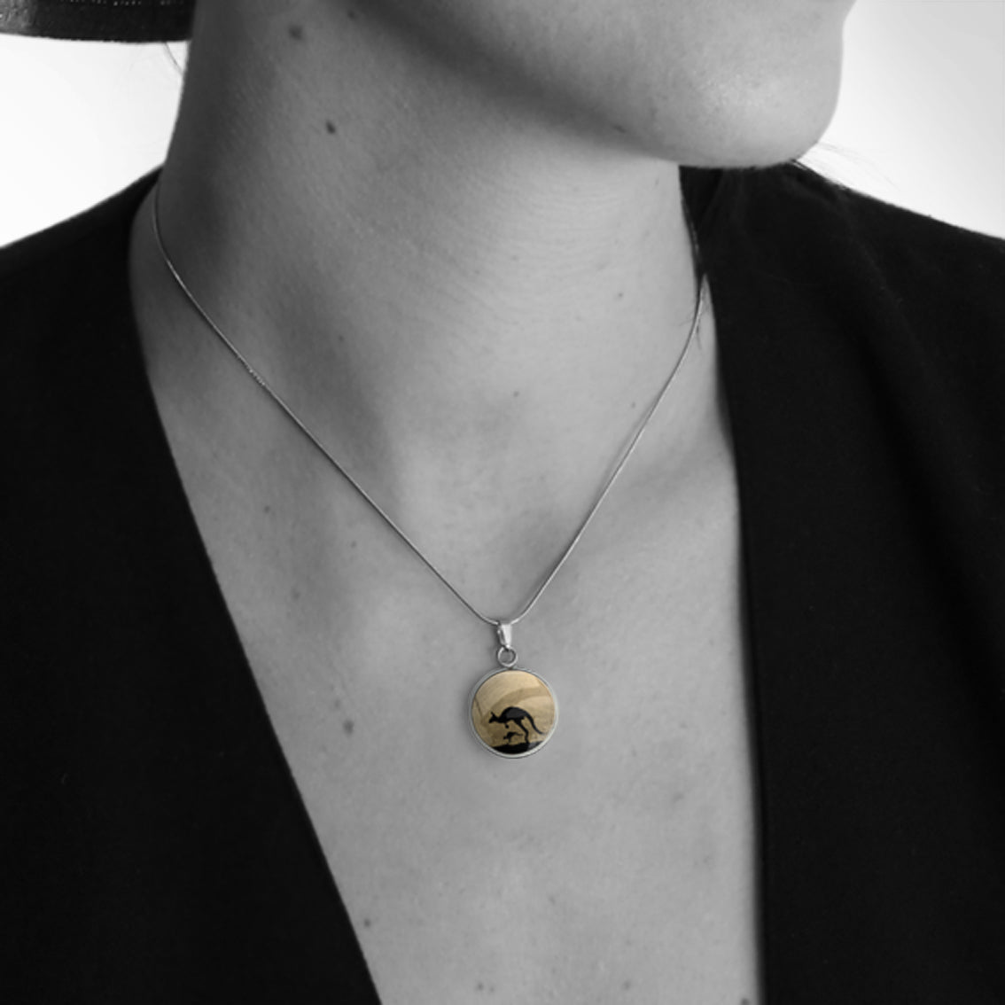 KANGAROO XS CIRCLE PENDANT ON A CHAIN NECKLACE - MFY139 - in Circle Box