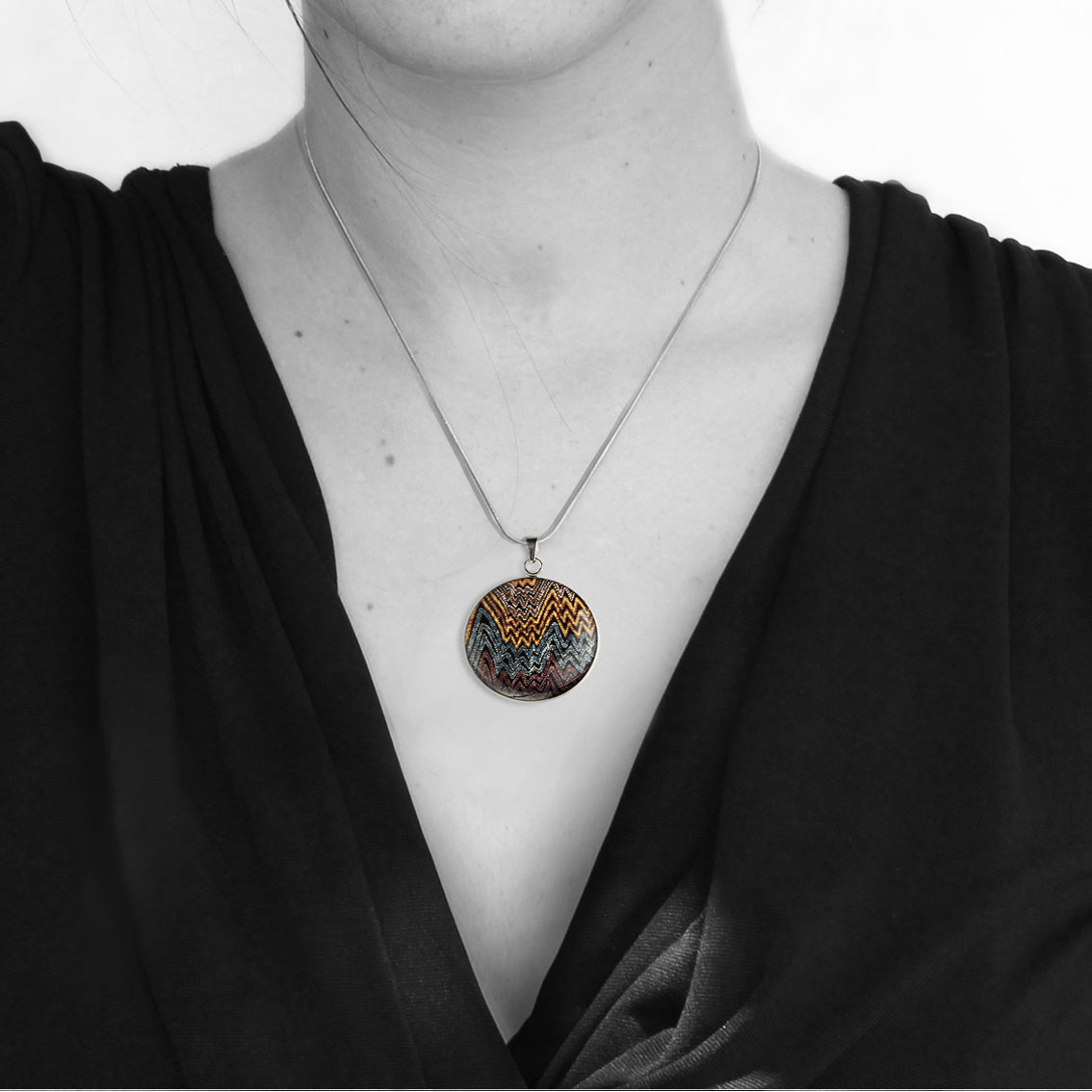 PAULINE GALLAGHER DESERT EARTHY COLORS CIRCLE PENDANT ON A CHAIN NECKLACE - SD072 - in Circle Box