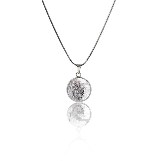 TROY LITTLE GECKO XS CIRCLE PENDANT ON A CHAIN NECKLACE - SD461S - on Satchel