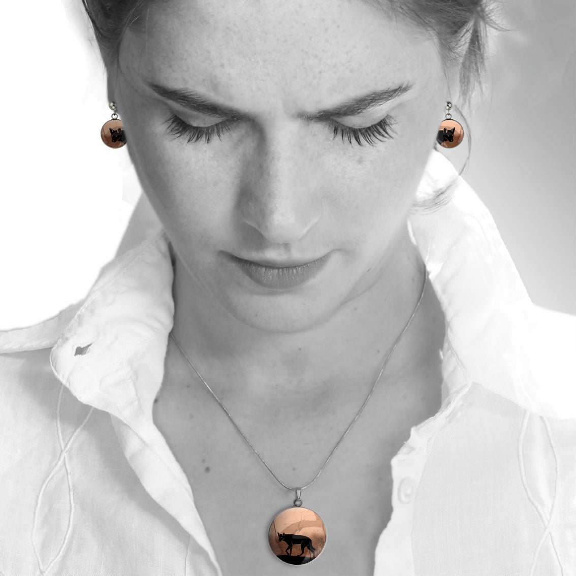 DINGO CIRCLE PENDANT ON A CHAIN NECKLACE - MFY210S - on Satchel